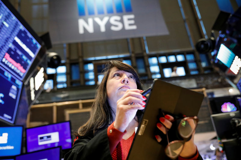 © Reuters. Un comerciante trabaja en el piso de la NYSE en Nueva York