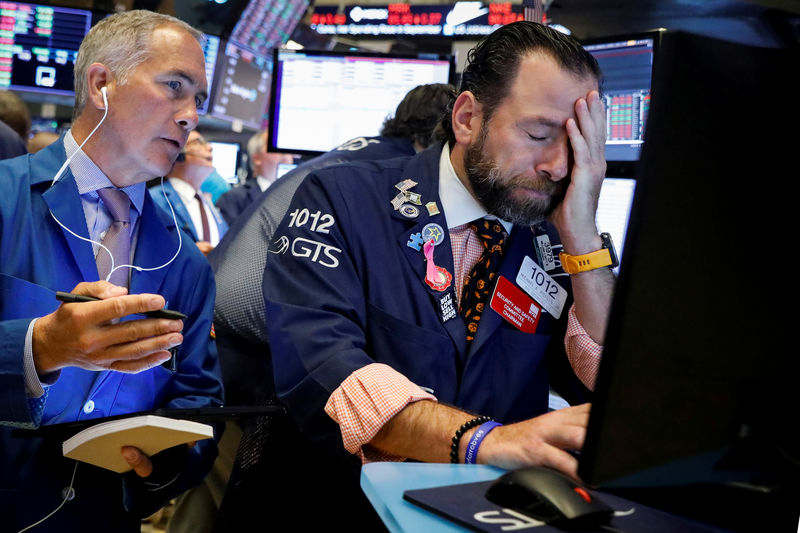 © Reuters. Traders work on the floor at the NYSE in New York