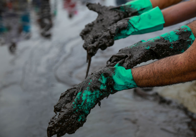 © Reuters. Trabalhos de limpeza de derramamento de petróleo na praia de Suape, em Cabo Santo Agostinho (PE)