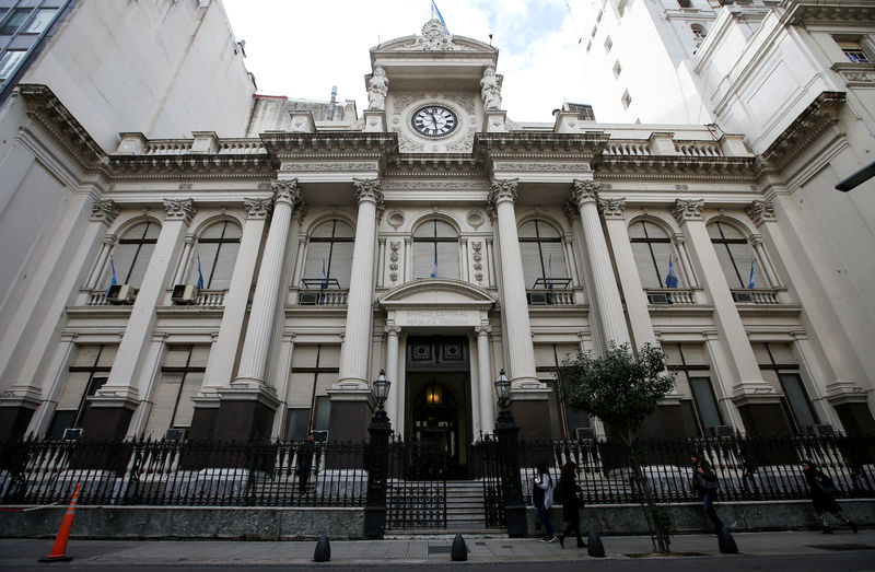 Com reservas diminuindo, Argentina fixa piso para peso