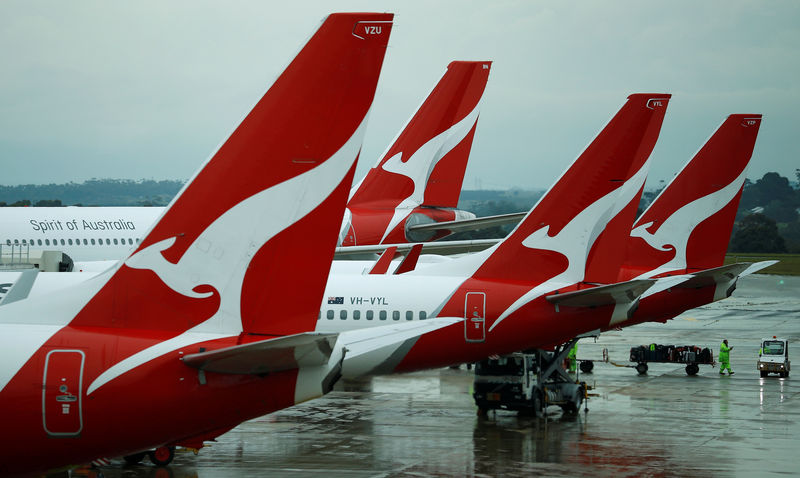 © Reuters. Qantas aircraft are seen on the tarmac at Melbourne International Airport in Melbourne