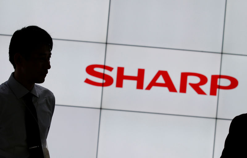 © Reuters. A logo of Sharp Corp is pictured at CEATEC (Combined Exhibition of Advanced Technologies) JAPAN 2016 at the Makuhari Messe in Chiba