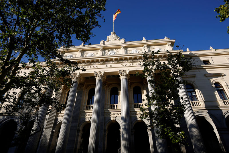 © Reuters. A Spanish flag flutters above the Madrid Bourse