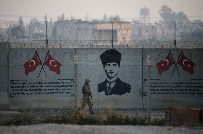 © Reuters. Un soldado turco hace guardia en la frontera turco-siria en Akcakale, provincia de Sanliurfa, Turquía, el 30 de octubre de 2019