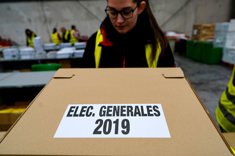 © Reuters. Una trabajadora mueve urnas que contienen las papeletas antes de las elecciones generales españolas del 28 de abril en Alcalá de Henares, cerca de Madrid, España, el 16 de abril de 2019