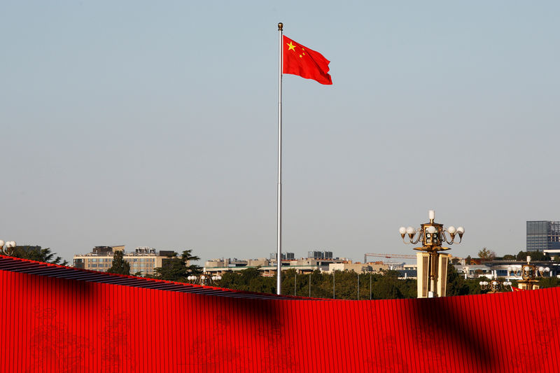 © Reuters. Una bandera china ondea en la Plaza de Tiananmen en Beijing, China
