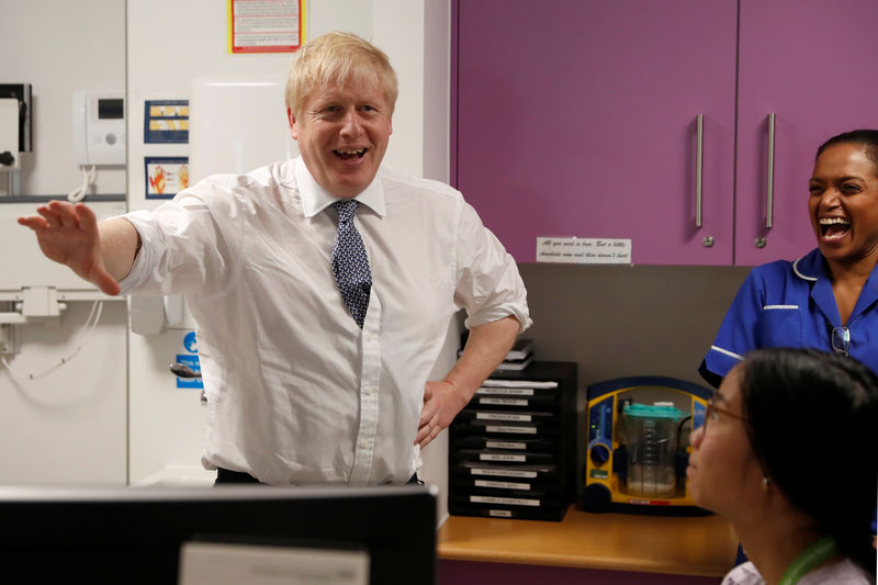 © Reuters. El primer ministro británico Boris Johnson en el Hospital de Addenbrooke en Cambridge, Reino Unido