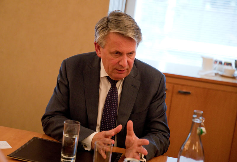 © Reuters. FILE PHOTO: Ben Van Beurden, CEO of Shell, speaks to Reuters reporters in Canary Wharf