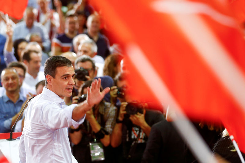 © Reuters. FOTO DE ARCHIVO: El líder socialista y presidente en funciones de España, Pedro Sánchez, asiste a un mítin en el inicio de su campaña electoral antes de las elecciones generales en Sevilla, España