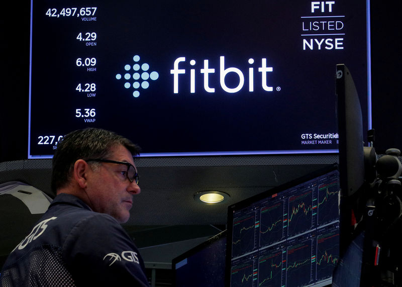© Reuters. Foto de archivo: El logotipo del fabricante de dispositivos portátiles Fitbit Inc., en la Bolsa de Nueva York