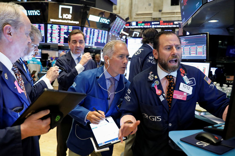 © Reuters. Dei trader al lavoro presso la Borsa di New York.