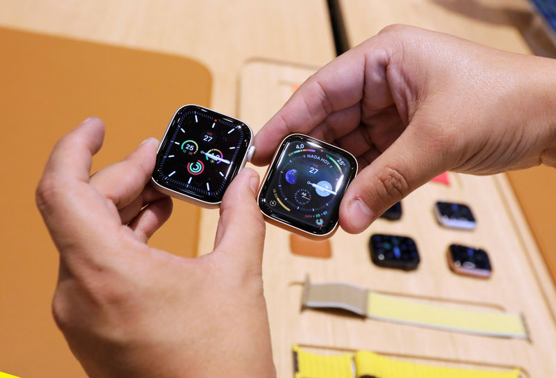 © Reuters. FILE PHOTO: A man shows the new model of Apple Watch during the opening of Mexico's first flagship Apple store at Antara shopping mall in Mexico City