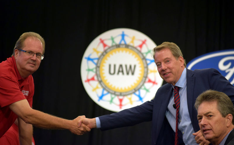 © Reuters. FILE PHOTO: UAW President Gary Jones shakes hands with Ford Motor Co Chairman Bill Ford at the start of contract talks between the union and the automaker in Detroit