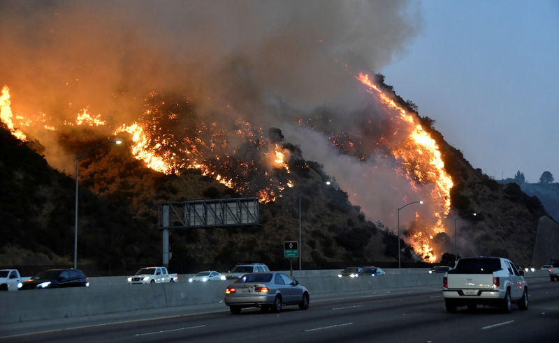 © Reuters. Incêndio perto do Getty Center, em Los Angeles