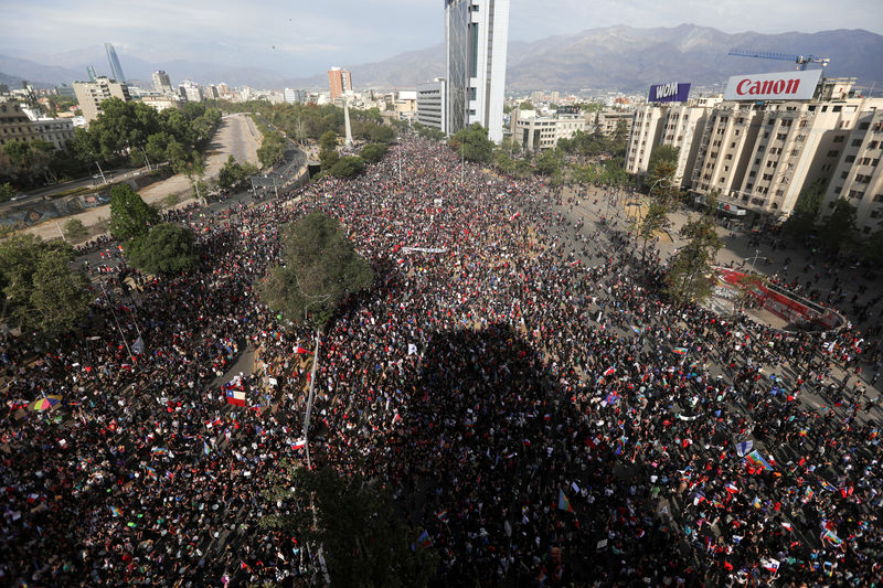 © Reuters. Manifestantes protestam contra governo do Chile em Santiago