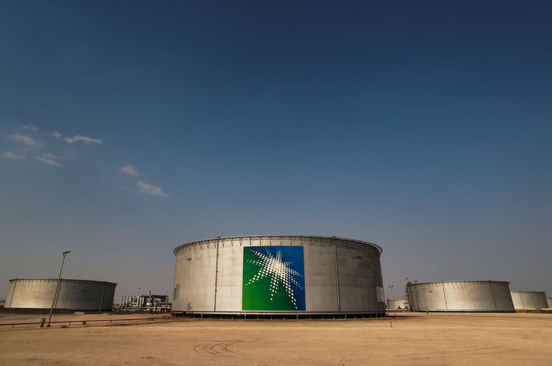 © Reuters. FILE PHOTO: A view shows branded oil tanks at Saudi Aramco oil facility in Abqaiq