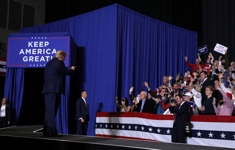 © Reuters. U.S. President Donald Trump gestures during a campaign rally in Tupelo, Mississippi