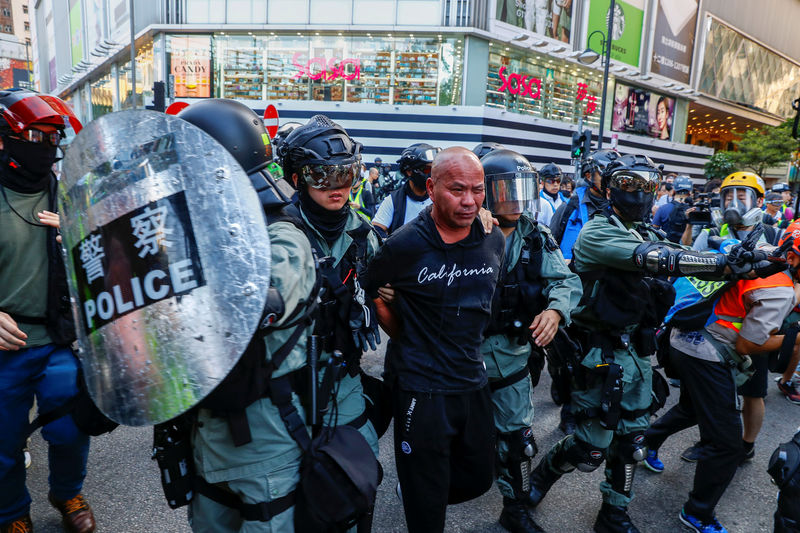 La policía de Hong Kong dispara gas lacrimógeno para dispersar nuevas protestas