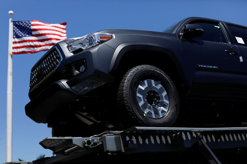 © Reuters. FOTO DE ARCHIVO: los camiones Toyota se muestran en un transportista de automóviles para la entrega después de llegar a los Estados Unidos en National City, California