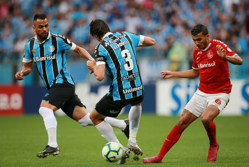 Gremio easily overcome city rivals Internacional 2-0