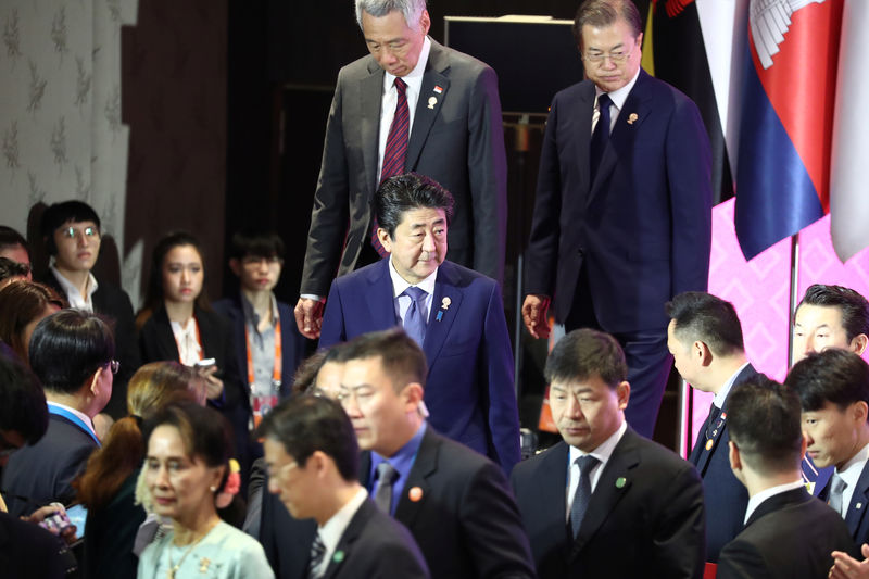 © Reuters. 韓国大統領、安倍首相にハイレベル協議提案　国際会議の合間に
