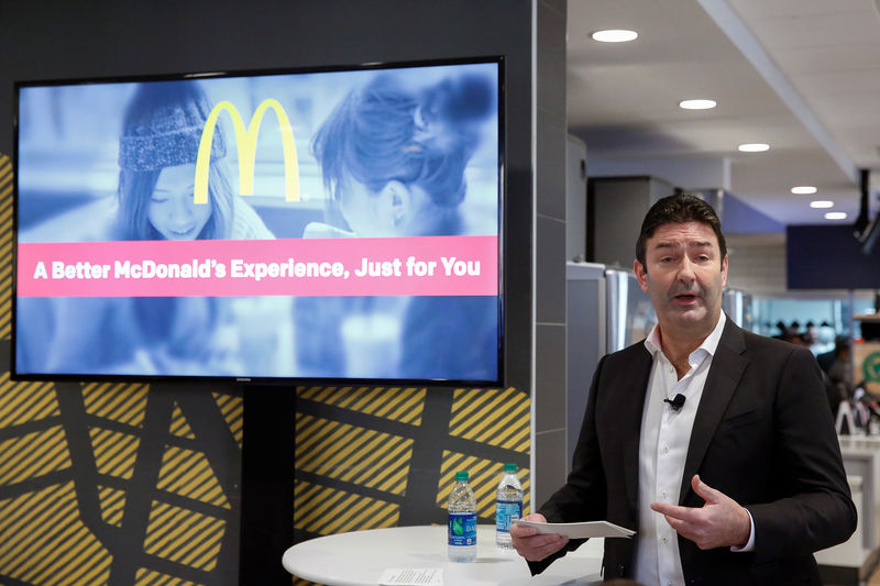 McDonald's destituye a CEO por relación consensuada con empleada