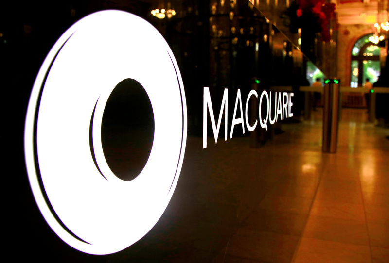 © Reuters. FILE PHOTO: The logo of Australia's Macquarie Group Ltd adorns a desk in the reception area of their Sydney office headquarters