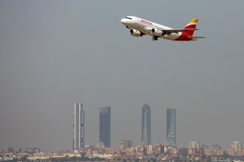© Reuters. FOTO DE ARCHIVO: Airbus A319-100 de Iberia poco después de despegar del aeropuerto de Madrid