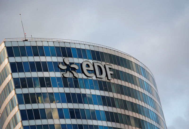 © Reuters. A logo of French electric company EDF is seen at an office building in La Defense business district in Courbevoie near Paris