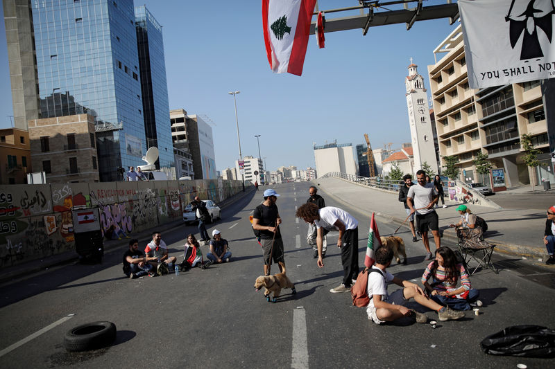 © Reuters. المحتجون يغلقون الطرق في بيروت وأجزاء أخرى بلبنان