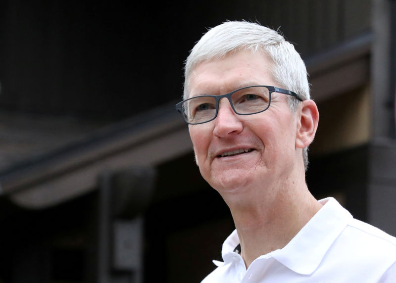 © Reuters. FILE PHOTO: Tim Cook, CEO of Apple, attends the annual Allen and Co. Sun Valley media conference in Sun Valley, Idaho