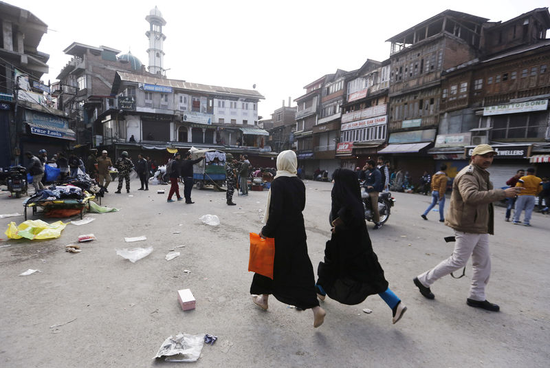 © Reuters. مقتل شخص وإصابة 34 في هجوم بقنبلة يدوية في كشمير