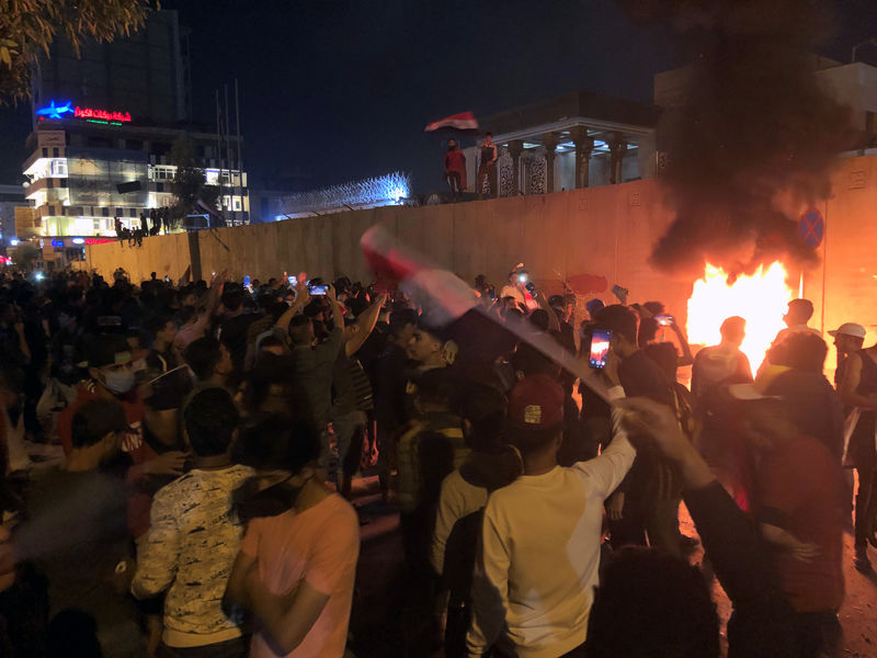 Tentativa de invasão de manifestantes iraquianos a consulado do Irã deixa 3 mortos