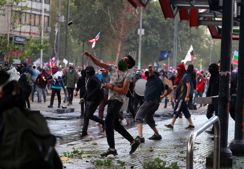 Protestos afetam economia do Chile e governo rebaixa previsão de crescimento