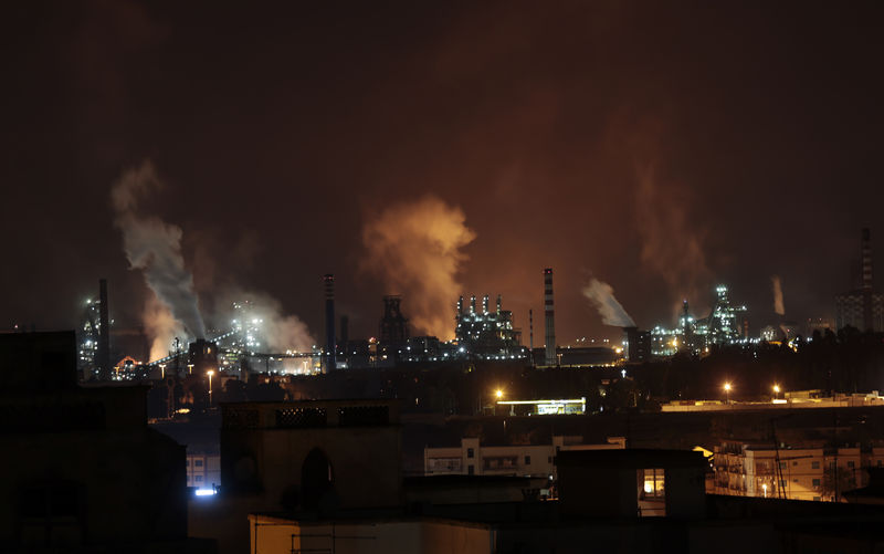 © Reuters. Scatto notturno delle acciaierie dell'ex ILVA di Taranto.