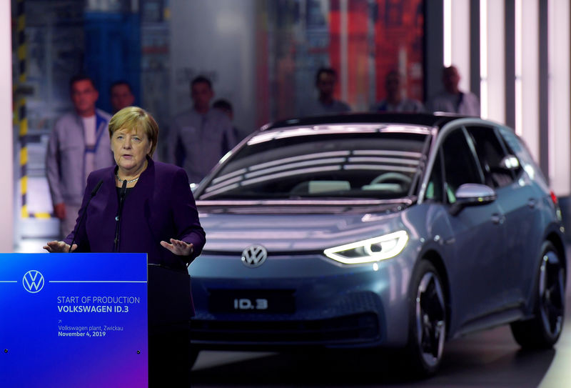 © Reuters. German Chancellor Angela Merkel attends the start of production of a new electric VW ID.3 in Zwickau