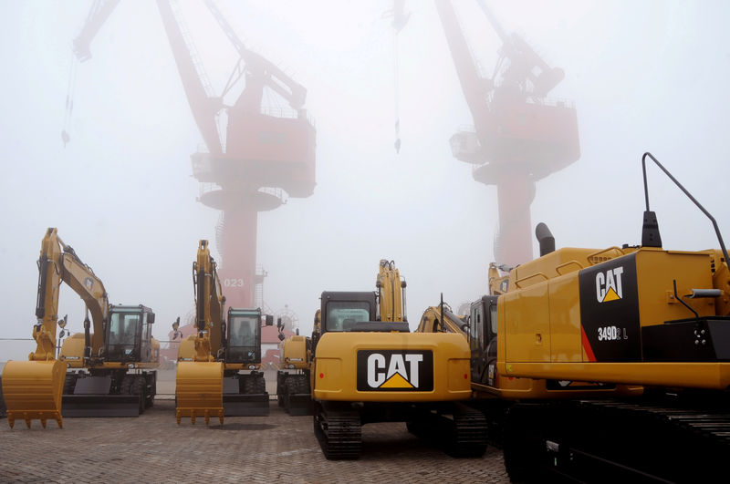 © Reuters. FILE PHOTO: Caterpillar machines are seen at Lianyungang port in Jiangsu