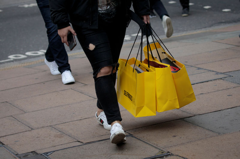 © Reuters. FILE PHOTO: Shoppers carry bags from a department store in Oxford Street, in London