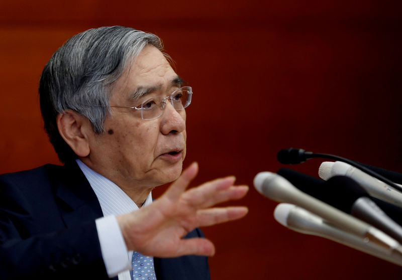 © Reuters. FOTO DE ARCHIVO: El gobernador del Banco de Japón (BOJ) Haruhiko Kuroda asiste a una conferencia de prensa en la sede del BOJ en Tokio