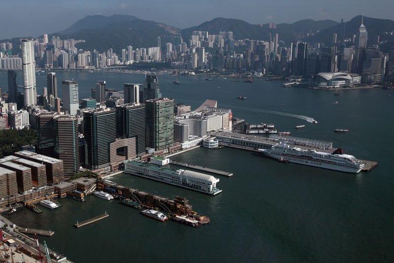 © Reuters. A general view shows Hong Kong's financial district