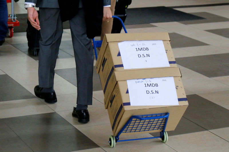 © Reuters. FILE PHOTO: Boxes of 1MDB documents arrive at Kuala Lumpur High Court in Kuala Lumpur