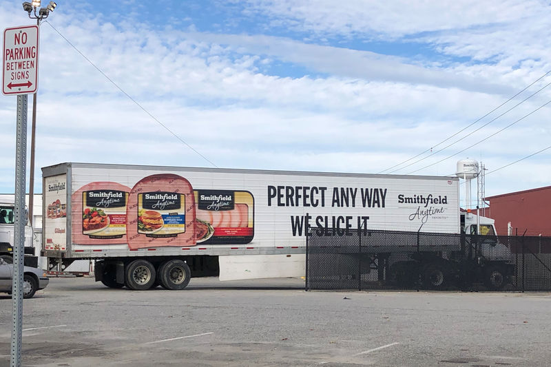 © Reuters. A truck arrives at Smithfield Foods' pork plant in Smithfield
