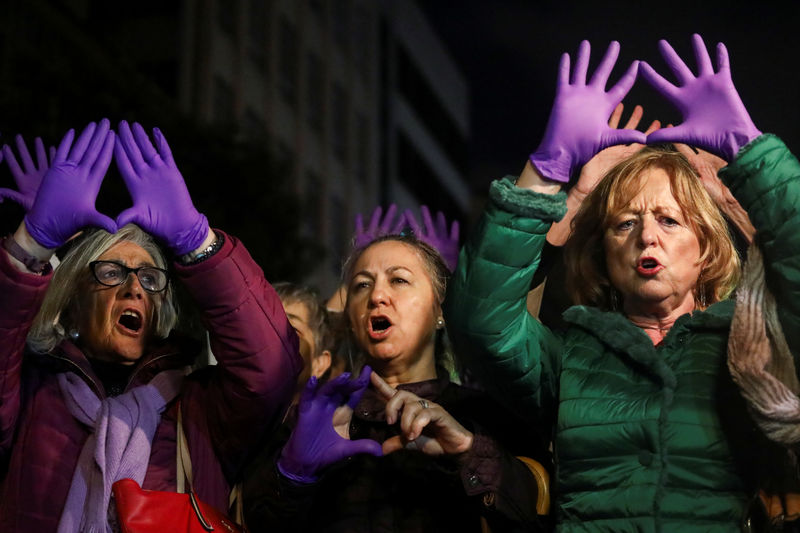 محتجون إسبان يشجبون حكم محكمة برأ خمسة رجال من تهمة الاغتصاب الجماعي