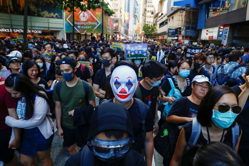 © Reuters. مسؤول كبير في هونج كونج يأسف لمشاركة موظفي الحكومة في الاحتجاجات