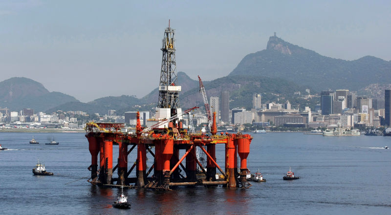 © Reuters. Plataforma de petróleo da Petrobras na baía de Guanabara, no Rio de Janeiro