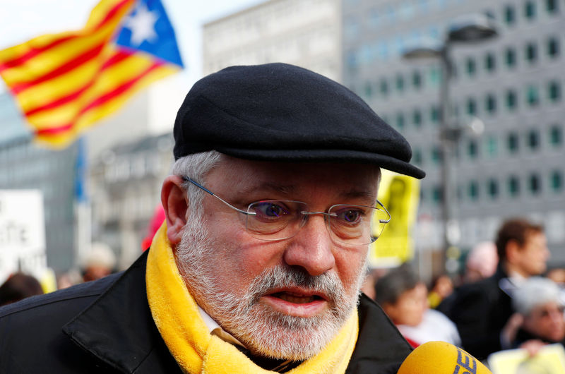 © Reuters. El político catalán Lluís Puig habla con los medios de comunicación durante una protesta frente a la sede de la Comisión Europea en Bruselas, Bélgica, el 12 de febrero de 2019