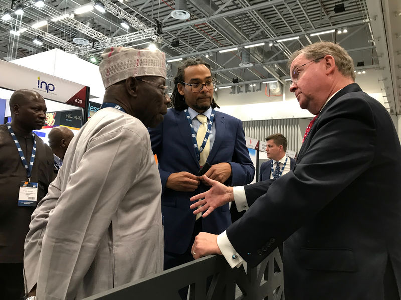 © Reuters. U.S. Assistant Secretary for Fossil Energy at the department of energy Steven Winberg speaks to former Nigerian President Olusegun Obasanjo at the Africa Oil Week conference in Cape Town