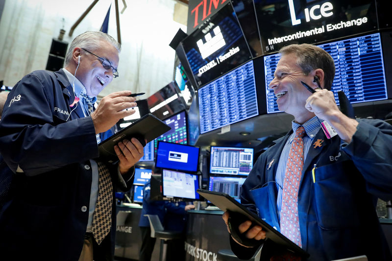 © Reuters. Traders work on the floor at the NYSE in New York