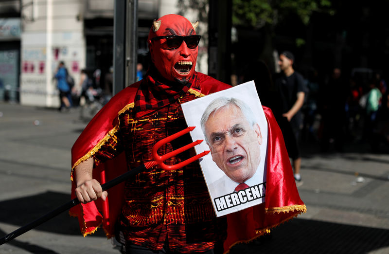 © Reuters. Manifestante protesta contra presidente do Chile, Sebastián Piñera