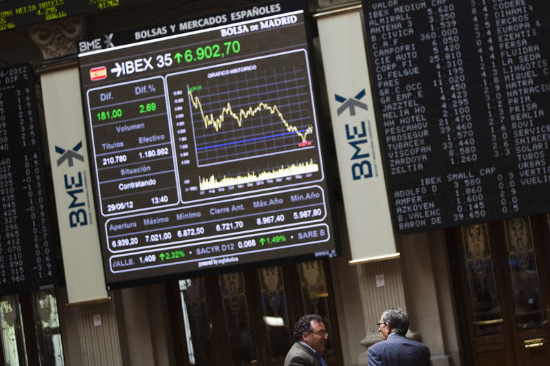 © Reuters. Inversores en una sesión del IBEX 35 en la Bolsa de Madrid